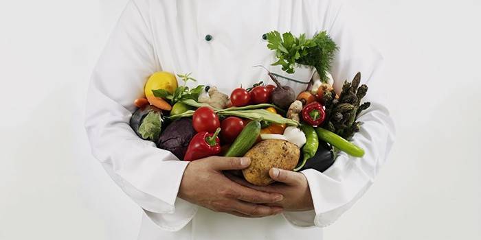 O médico tem em suas mãos legumes e frutas