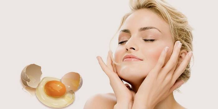 La ragazza fa una maschera con un uovo