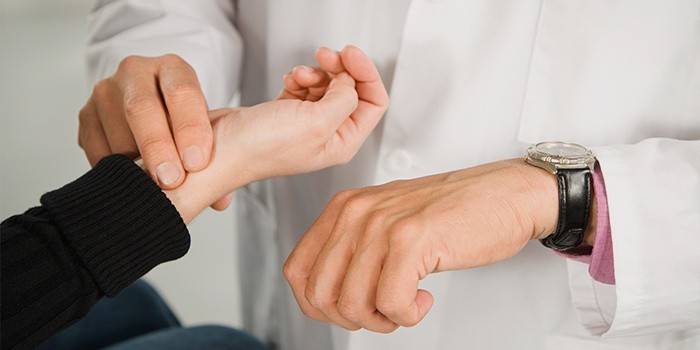 Il medico misura il polso di un paziente