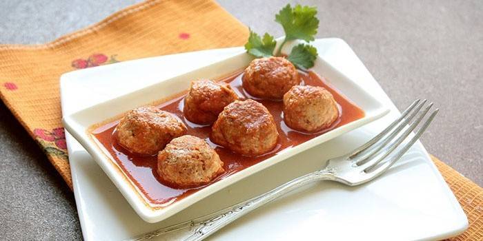 Almôndegas de peru com molho de tomate e creme azedo
