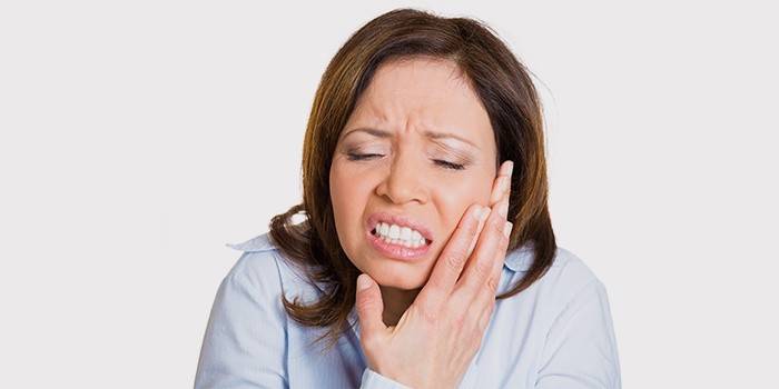Ciupirea nervului trigeminal la o femeie