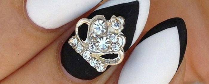 Corona su manicure foderata con strass