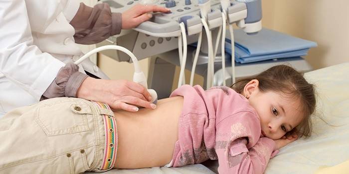 Doktor, çocuğun böbreklerinin ultrasonunu yapar.