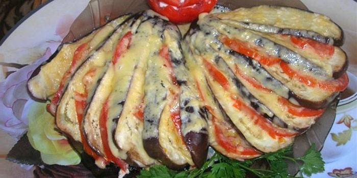 Aubergine sous la forme d'un éventail avec du fromage