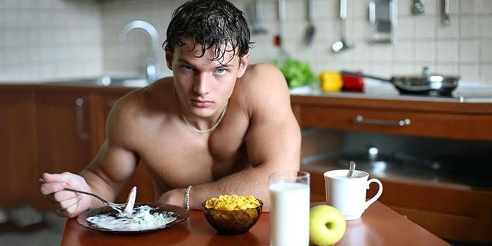 Un homme adhère à un régime sportif pour brûler de la graisse