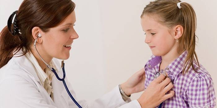 Il medico ascolta un battito cardiaco del bambino