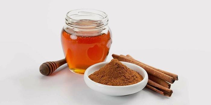 Cinamonas su medumi svorio metimui