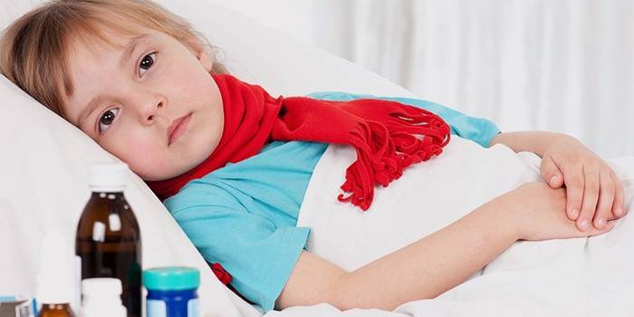 Il bambino è malato di laringite