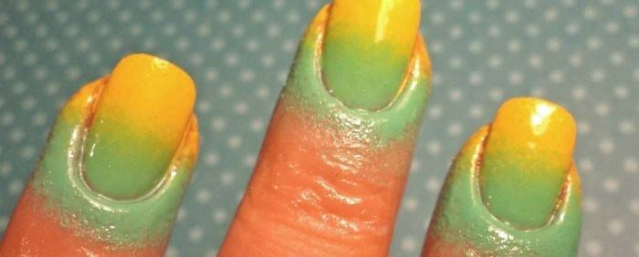 Proteggere la pelle intorno all'unghia con la manicure sfumata