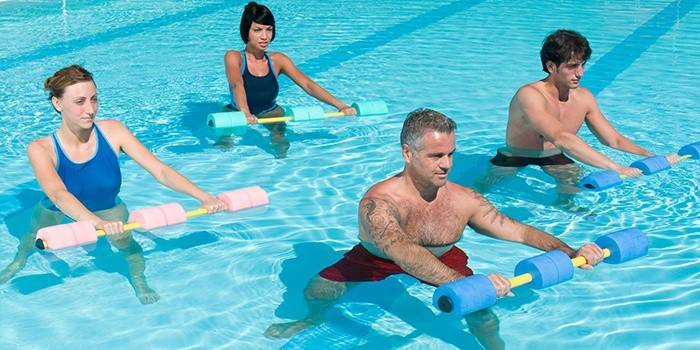 Grup kilo kaybı için su aerobikine katılıyor.