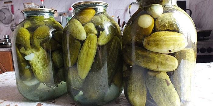 מלפפונים חמוצים עם חומצת לימון
