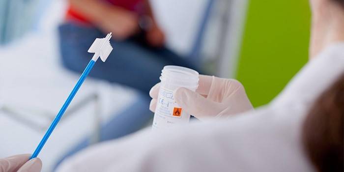 Il tecnico di laboratorio esamina il test HPV