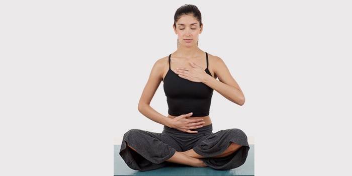 Fille assise en position du lotus