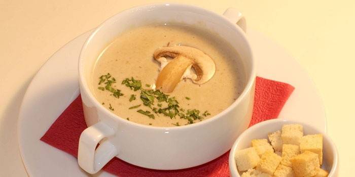 Erbsensuppe mit Pilzen