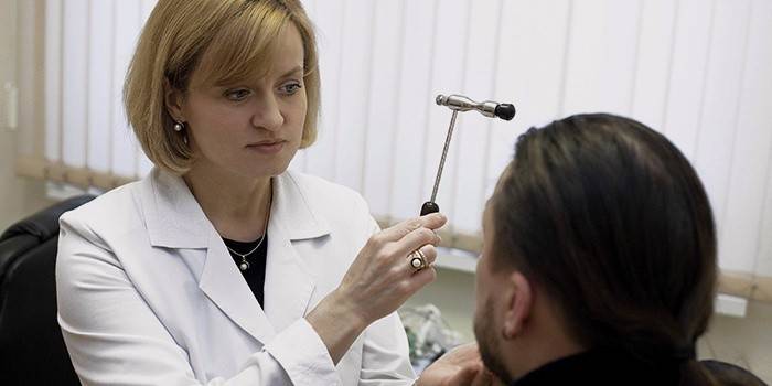 Az orvos ellenőrzi a neurológiai rendellenességeket
