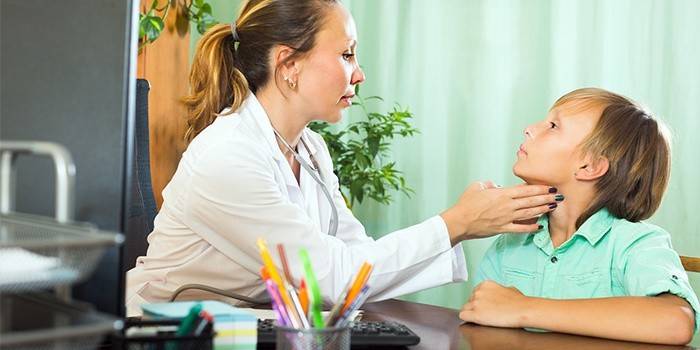 Medicul examinează copilul