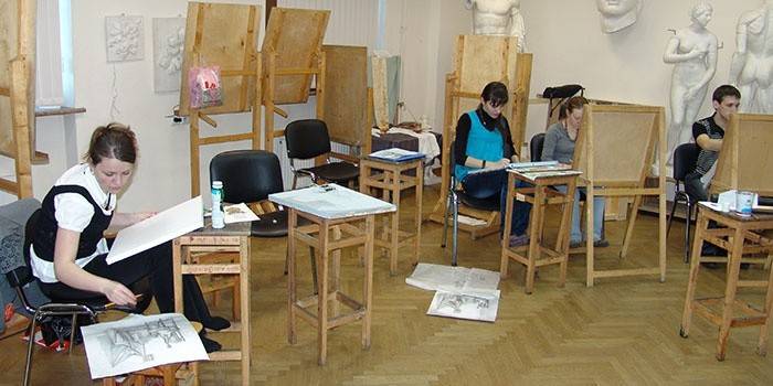 Les gens apprennent à dessiner avec un crayon dans les cours.