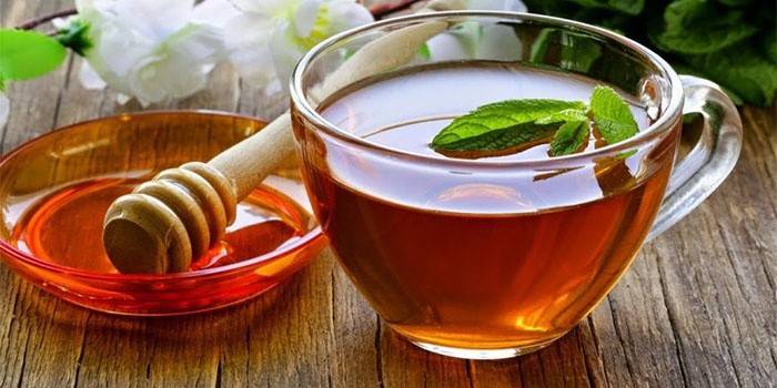 Coupe avec un verre de miel