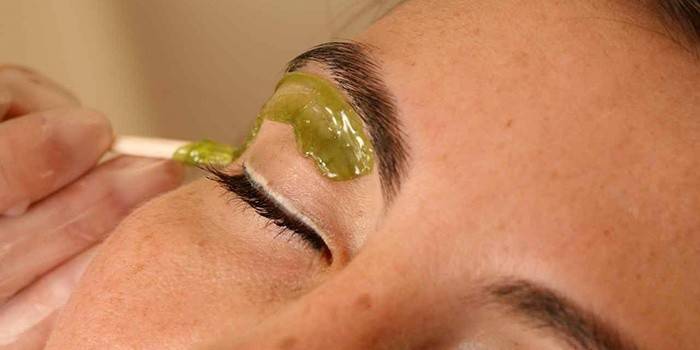 Enlever l'excès de cheveux avec de la cire