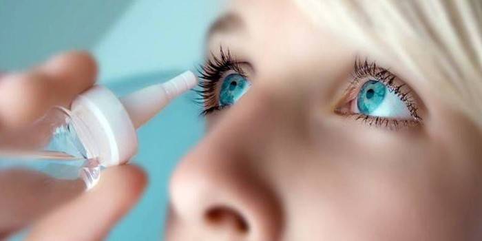 Les gouttes pour les yeux changent de couleur