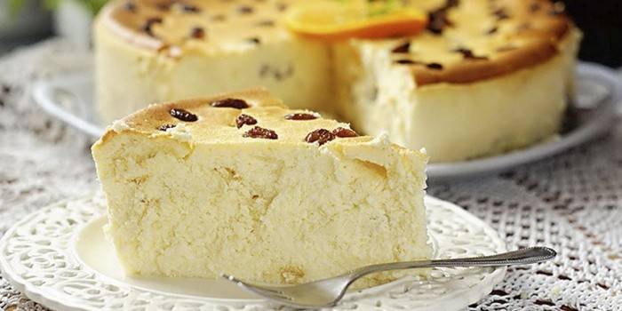 Foto della casseruola della ricotta con l'uva passa