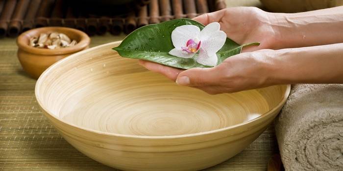 Tắm cho móng tay