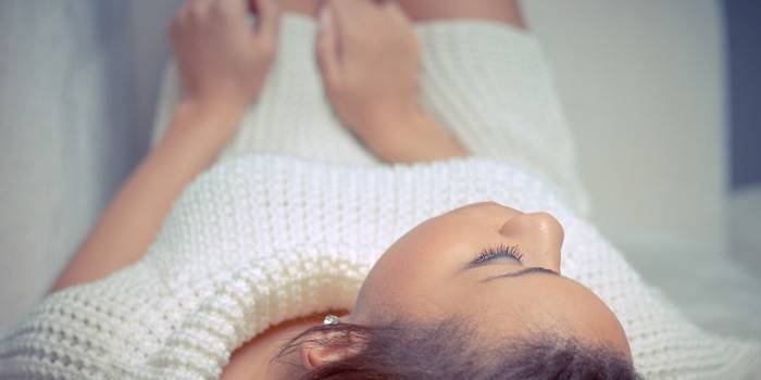 Cô gái nghĩ làm thế nào để điều trị khô âm đạo