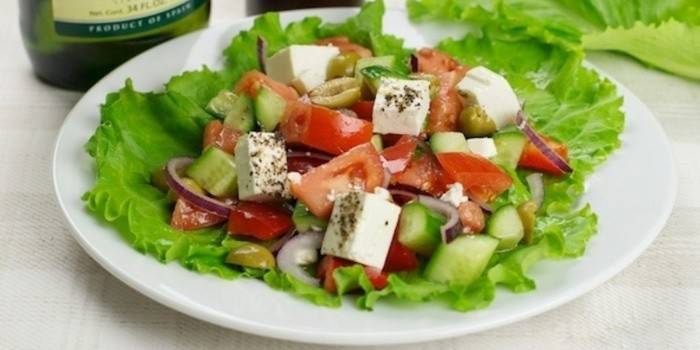 Beyaz peynirli hafif salata