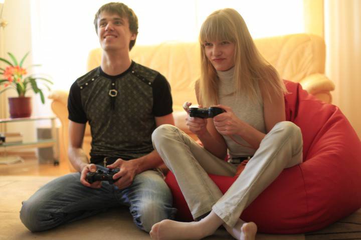 สามีและภรรยาเล่นบน Xbox 360
