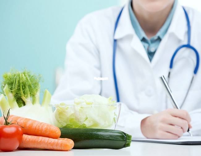 Doktor am Tisch, frisches Gemüse