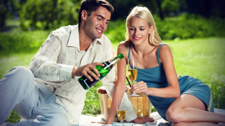 Romanticismo, appuntamento, ragazzo con una ragazza