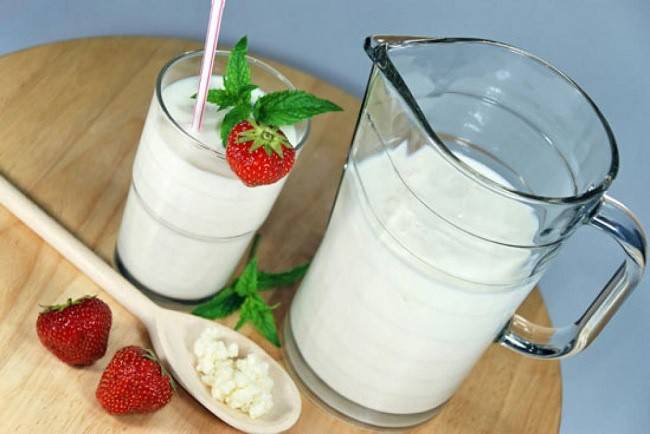 Pahar și ulcior cu kefir