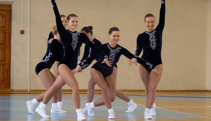 Les filles en costumes pour la performance