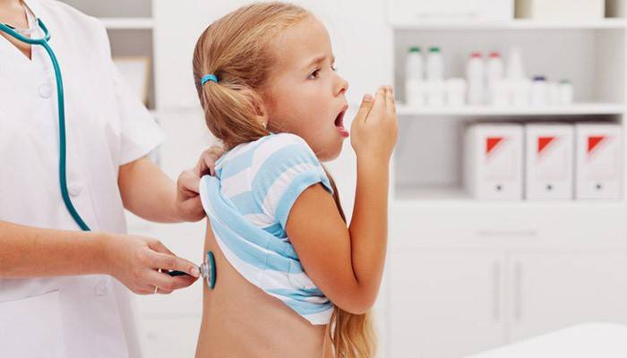 Doktor bronşitli bir çocuğu inceliyor