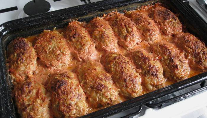 Rollos de col perezosa ya preparados con salsa