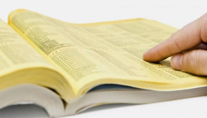 En mand studerer et telefonkatalog