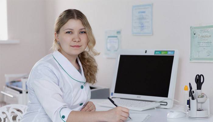 Médico no escritório para um compromisso