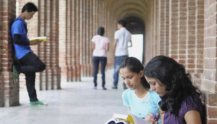 Οι μαθητές επαναλαμβάνουν το βιβλίο