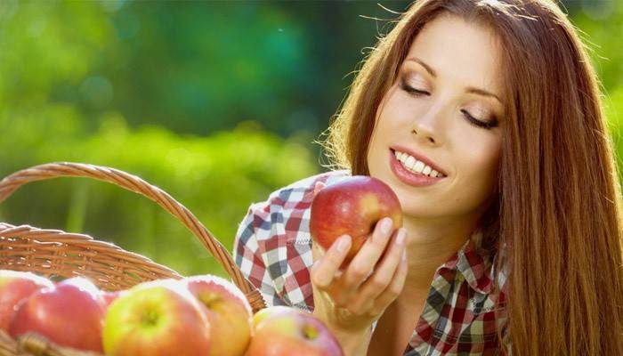 Mädchen mit Apfel in der Hand