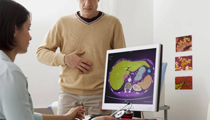Một bác sĩ kiểm tra bệnh gan của bệnh nhân