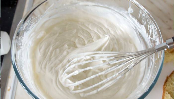 Batiendo la masa con un batidor