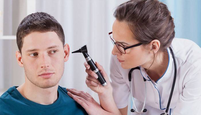 ผู้ป่วยที่แผนกต้อนรับที่ otolaryngologist ที่
