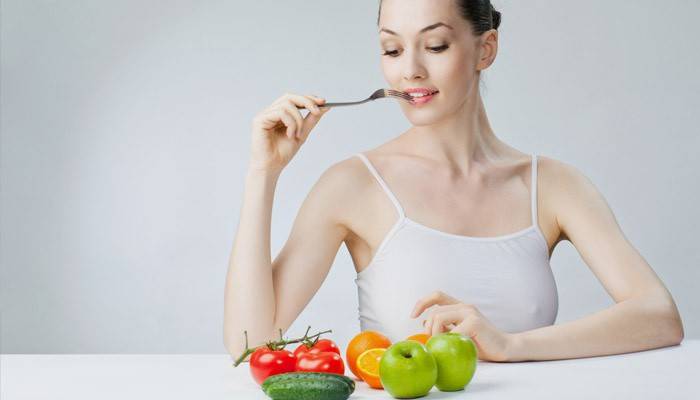 Mergaitė pasirenka tinkamą dietą 2 tipo diabetui gydyti