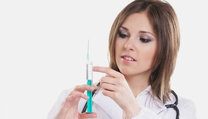 Enfermeira prepara vacina contra sarampo