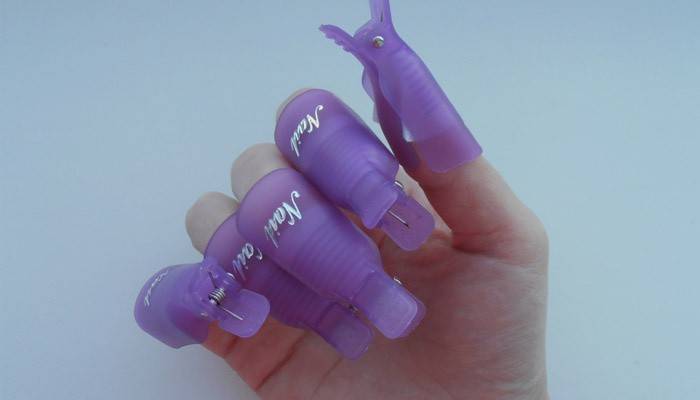 Prendedores de roupa para remover a goma laca