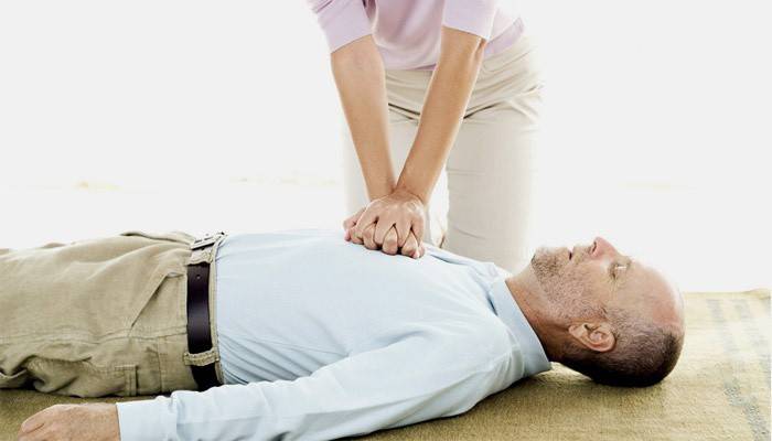 La donna dà all'uomo un massaggio indiretto