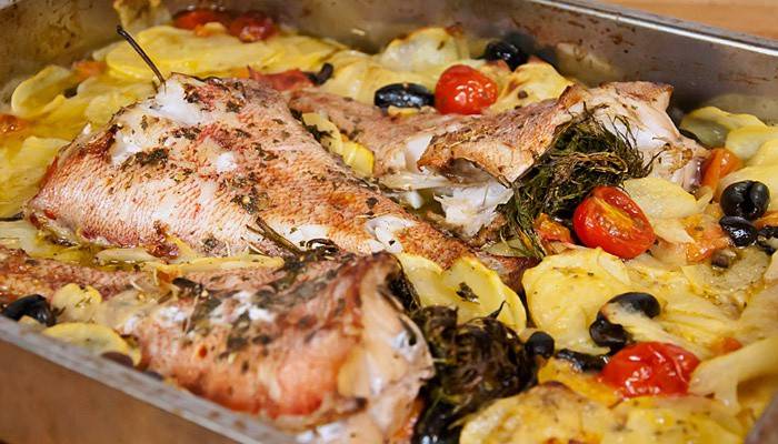 Poleiro assado com batatas