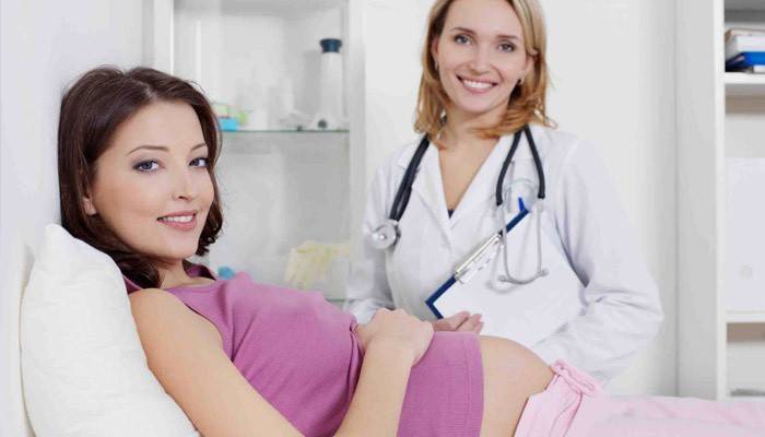 Donna incinta all'appuntamento del medico