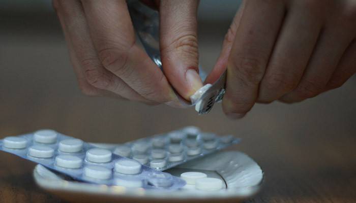 El hombre prepara pastillas para tomar