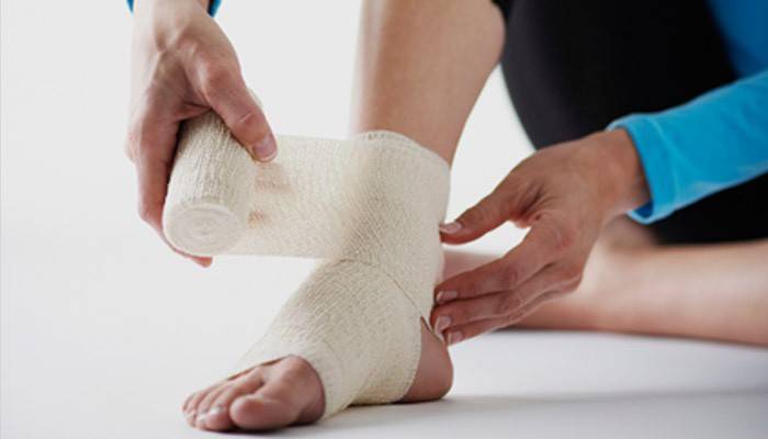 Fille met un pansement sur sa jambe blessée